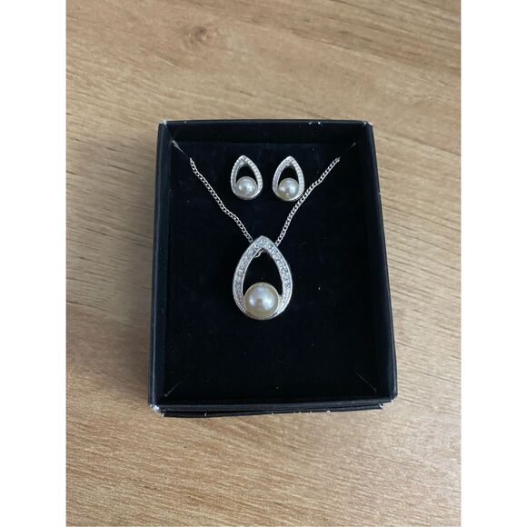 Pearl and Rhinestone Matching Necklace and Earrings (x2) Set - Picture 2 of 8